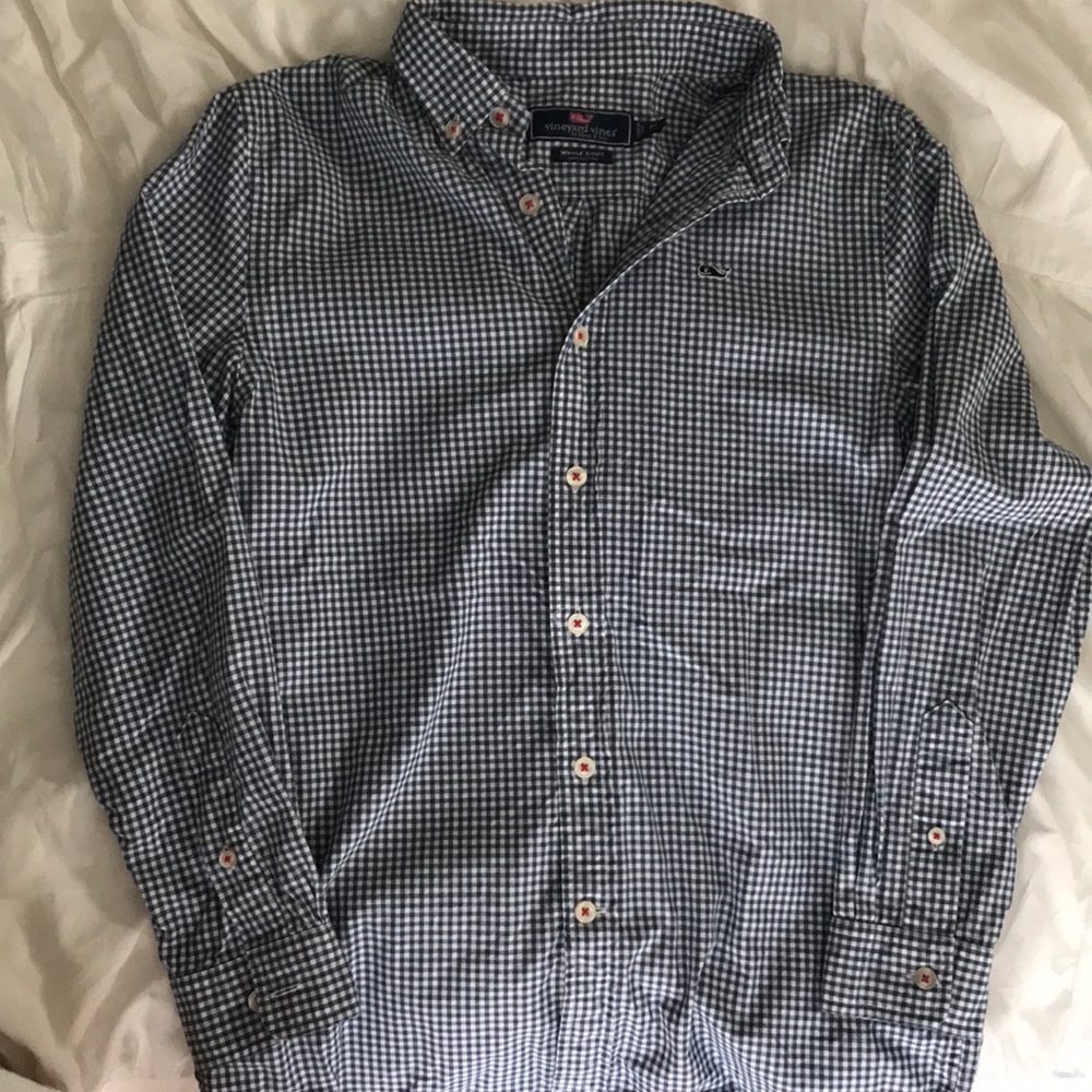 Boys Vineyard Vines long sleeve shirt. Size M.